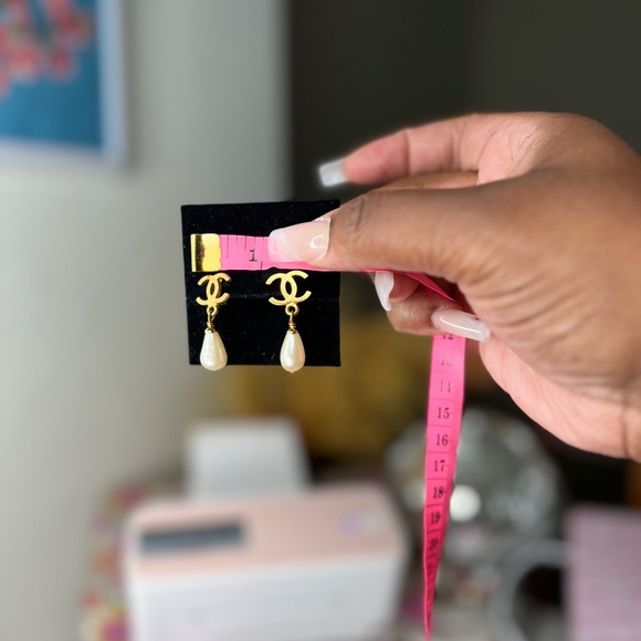 EUC~ CHANEL Vintage Clip-on Pearl Drop Earrings w/ COA 😍 - Picture 11 of 12